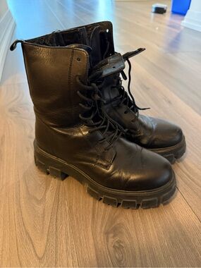 Artica women’s Leather Combat Boots - Rugged Lace-Up Style